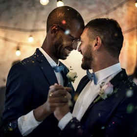 Sňatky homosexuálních párů jsou nyní velmi diskutovaným tématem