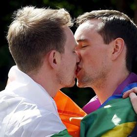 Ateisté manželství mezi gayi významně podporují