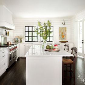 Kuchyně odráží vše, co od ní Harrington očekává. Tedy jednoduchost a praktičnost. Pro kuchyňskou desku zvolila turecký mramor. Místnost je vyložena dřevěnými obklady, typickými pro francouzské pekárny.