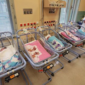 Novorozenec by měl být k prsu přiložen do hodiny po porodu