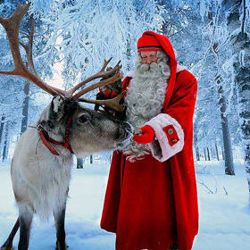 Ve Finsku chodí pán podobný Santa Clausovi