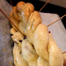 Kvůli stabilitě vánočku propíchejte.