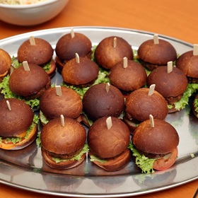 Máte chuť na burger z potravinové banky?