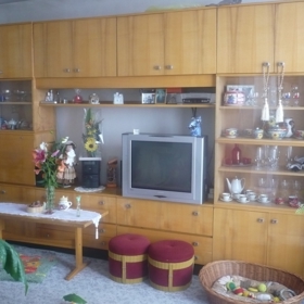 Stěna plná porcelánu a jiných kýčů zdobila všechny byty osmdesátých let