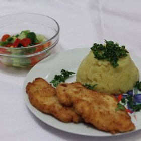 Pokud nemáte čas porcovat kapra a dělat se se salátem, klidně si dejte třeba řízek se šťouchanými brambory