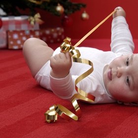 První rok bude vaše miminko zajímat spíš barevný balící papír a stužky od dárků