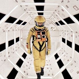 2001: Vesmírná odysea je evoluce a smysl existence lidstva v několika epochách, během kterých je člověk konfrontován se zlověstným a mlčícím symbolem mimozemského života.