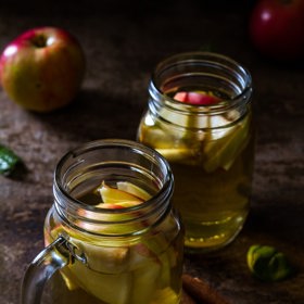 Svařené víno může být jak bílé, tak červené.