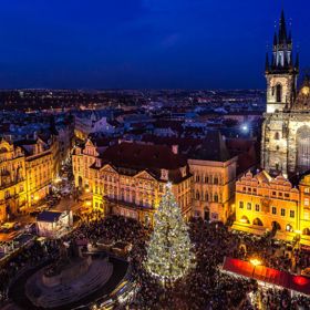 Na vánočních trzích je svařák skoro povinnost.