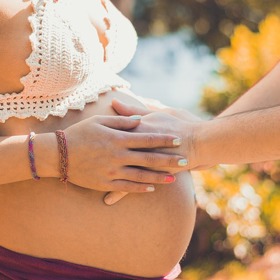 Těhotenské bříško by měl budoucí tatínek hladit.