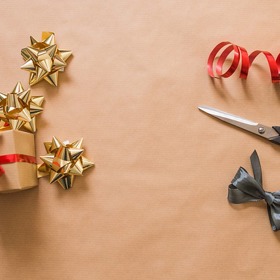 Mašle, ozdobný papír, izolepa a šikovné ruce - nic víc nepotřebujete.