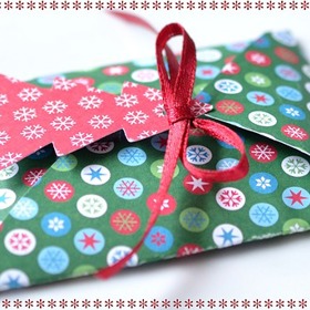 Vyrobte si ozdobné jmenovky třeba ve tvaru vánočního stromečku.