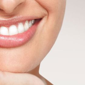S bílými zuby bude váš úsměv hned krásnější.