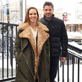 Herečka Hilary Swank (44) si konečně vzala svého milého, úspěšného podnikatele Philipa Schneidera. Svatba proběhla pod širým nebem v Redwoodském národním parku v Kalifornii.