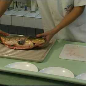 Pokud se na kuchání a filetování kapra necítíte, můžete si ho koupit už bez kostí