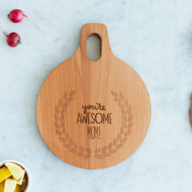 2. Pro ty, co k plotně chodí s radostí: prkénko se vzkazem. Pokud se vám vyrytý nápis nebude zamlouvat, kupte obyčejné prkénko a vzkaz na něj napište permanentním fixem.