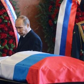 Zemřel 23. prosince 2013 ve věku 94 let na plicní embolii.