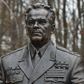 V Rusku má svou sochu.