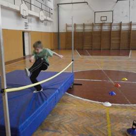 Skok do výšky zkouší filipínské děti, aby jejich rodina měla hojnou úrodu