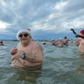 V San Franciscu otužilci plavou z Alcatrazu na pevninu