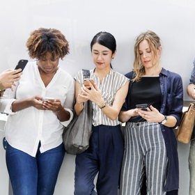 Tyto služby posilují naši posedlost mobilními zařízeními, což nás může sociálně izolovat.