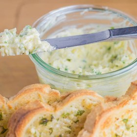 Sýrovo-tvarohové pomazánky jsou hodně syté.