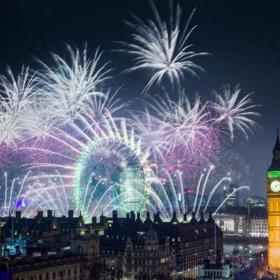 Ohňostroj v Londýně se odpaluje na břehu Temže a blízkosti slavného Londýnského oka.