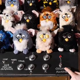 Britský vynálezce a hudební nadšenec Sam se svými Furby.