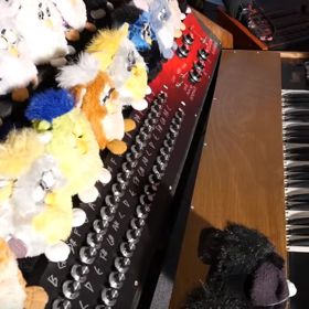 Sam si z hraček postavil varhany.