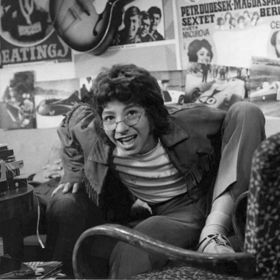 Dívka na koštěti je považována za jakýsi předvoj Arabely.