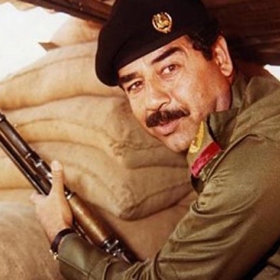 Husajn v íránsko-irácké válce v osmdesátých letech.