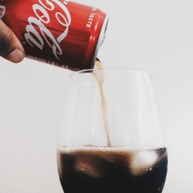 Coca-colu pijte s mírou.