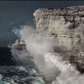 V roce 2017 se kus skály zřítil do vody.