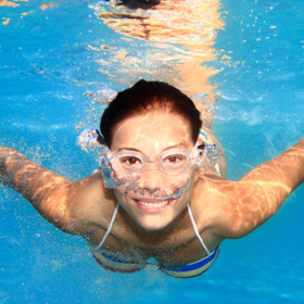 Plavání, wellness a vodní terapie jsou vhodné.