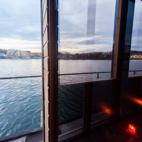 Výhled ze sauny je na protější smíchovskou náplavku.