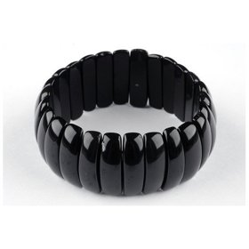 Ohromte náramkem z obsidiánu.