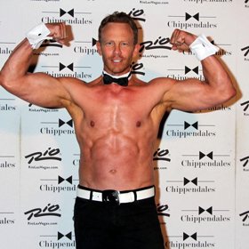 Steve se nějaký čas živil jako striptýzový tanečník.