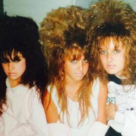 Kamarádky s hvězdnými účesy.