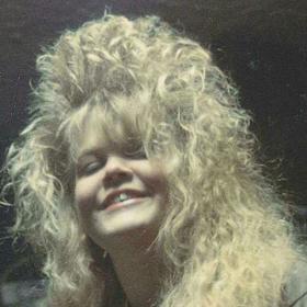 Nezdravé vlasy na vás koukaly ze všech stran.