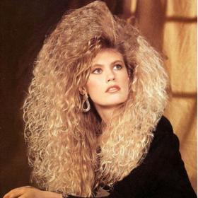 Modelky osmdesátých let v extravagantních účesech vynikaly.