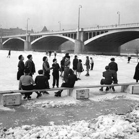 Lidé si mohli odpočinout na lavičkách.