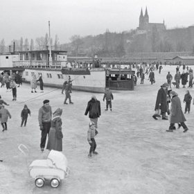 Lidé se nemuseli bát, že by se pod nimi led probořil.