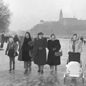 Procházet se po zamrzlé řece byla zábava pro celou rodinu.