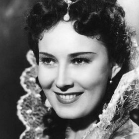 Při budování kariéry šla přes mrtvoly. Dokázala si prý vydupat vysoké honoráře na úkor ostatních. „Lída si šla v zádech se svou matkou tvrdě za svým. Bylo jí jedno, jak jsou na tom na place ostatní, hlavně aby s ní se jednalo jako s největší hvězdou. Že její vysoké honoráře jsou na úkor peněz ostatních jí bylo upřímně fuk,“ vzpomínal herec Raul Schránil. 