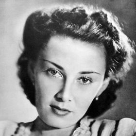 O její talent a krNa stříbrném plátně se poprvé objevila jako sedmnáctiletá (již pod pseudonymem po rodinném příteli spisovateli Jindřichu Šimonu Baarovi) a po celá třicátá léta hrála ve třech až čtyřech filmech ročně.