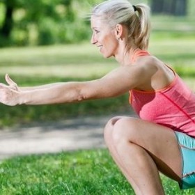 Dřepy s výskokem pro sexy zadeček