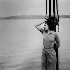 Ačkoli malá Lída neoplývala přílišnou inteligencí, její závratná krása a velké charisma jí otevíraly všechny dveře už odmala. Na tehdejší dobu mohla být modelkou.