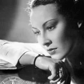 Lída Baarová rozená Ludmila Babková (7. září 1914 až 27. října 2000) byla jednou z nejslavnějších hereček prvorepublikového Československa. Narodila se do rodiny magistrátního úředníka a jeho ženy Ludmily, která pro dceru chtěla jen tu nejzářivější budoucnost.