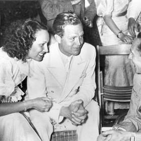 Ve společnosti mužů se cítila jako ryba ve vodě. První vztah měla s českým filmařem Karlem Lamačem, Vlasta Burian se kvůli ní chtěl rozvést. Několik let pak chodila s německým hercem Gustavem Fröhlichem. Na snímku Baarová, Fröhlich a právě její budoucí milenec, nacista Joseph Goebbels.