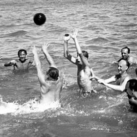 Hrátky u vody jsou oblíbené v každé době